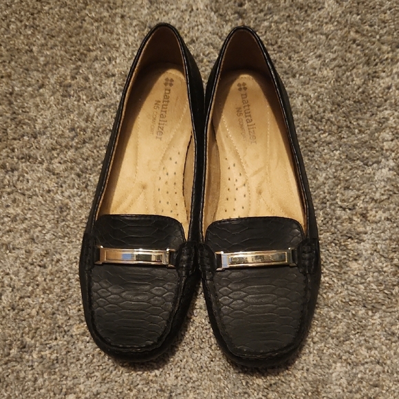 Naturalizer Black Loafers with Moccasin Toe and Flat Soles - Picture 1 of 7